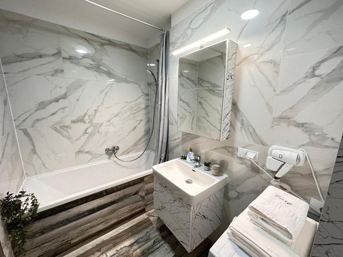 Deluxe Cozy Apartments - Coresi Mall #Brasov Luaran gambar